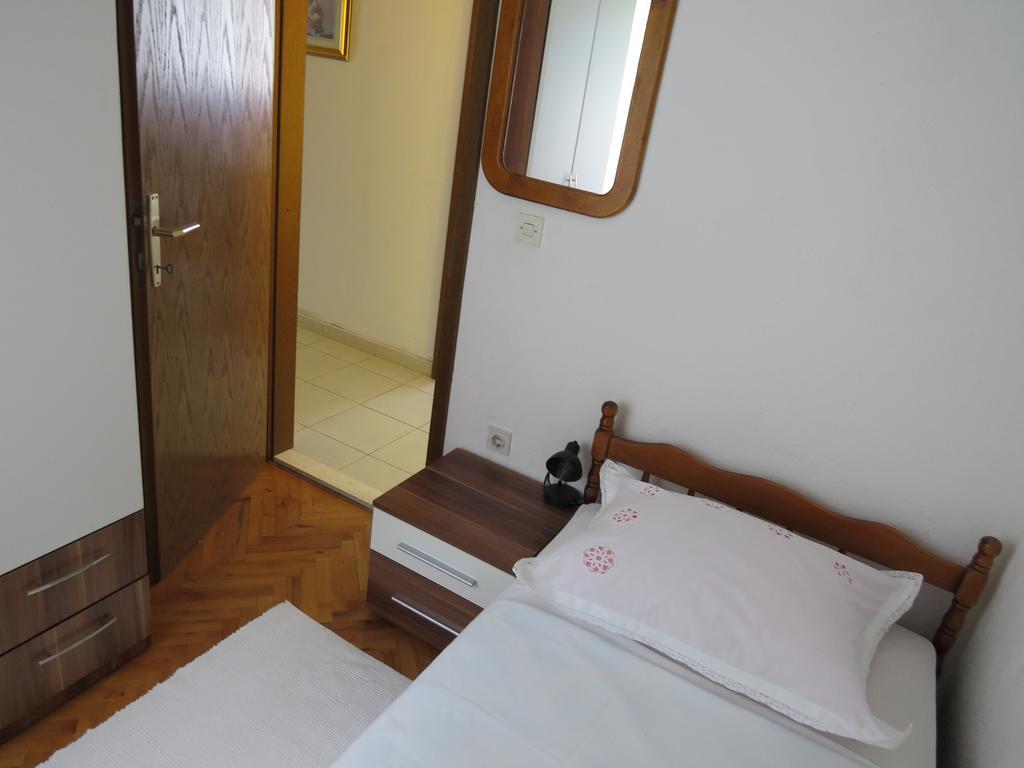 Apartments Lovric - 30 Meters To The Beach Traù Esterno foto