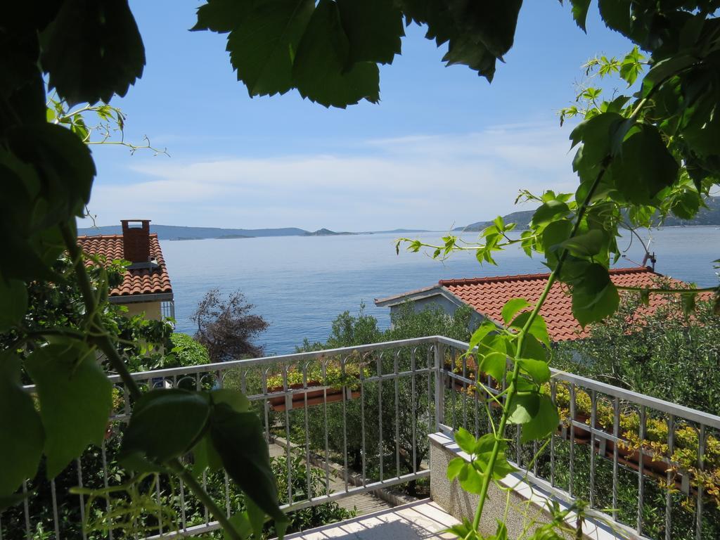 Apartments Lovric - 30 Meters To The Beach Traù Esterno foto