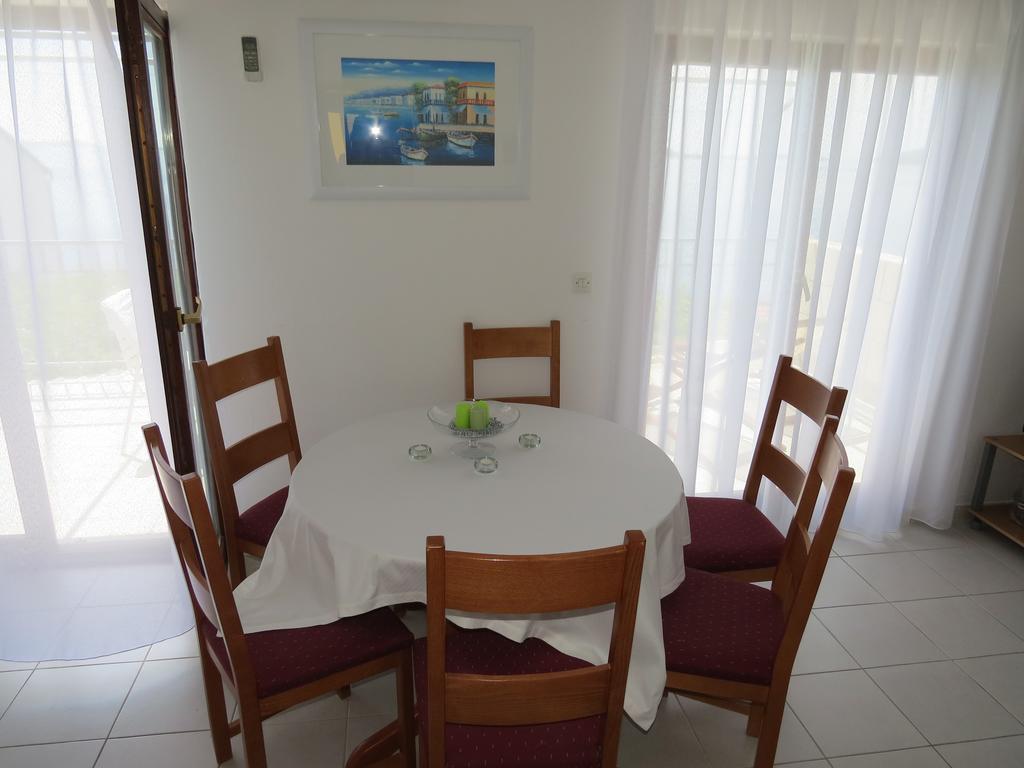 Apartments Lovric - 30 Meters To The Beach Traù Esterno foto