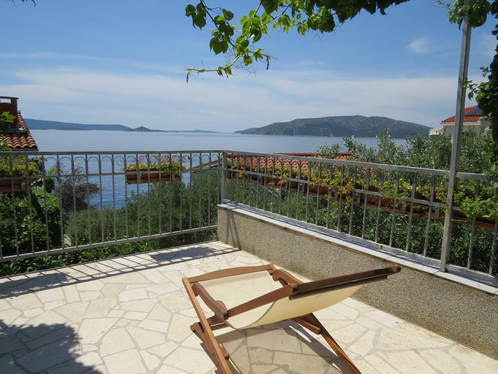 Apartments Lovric - 30 Meters To The Beach Traù Esterno foto