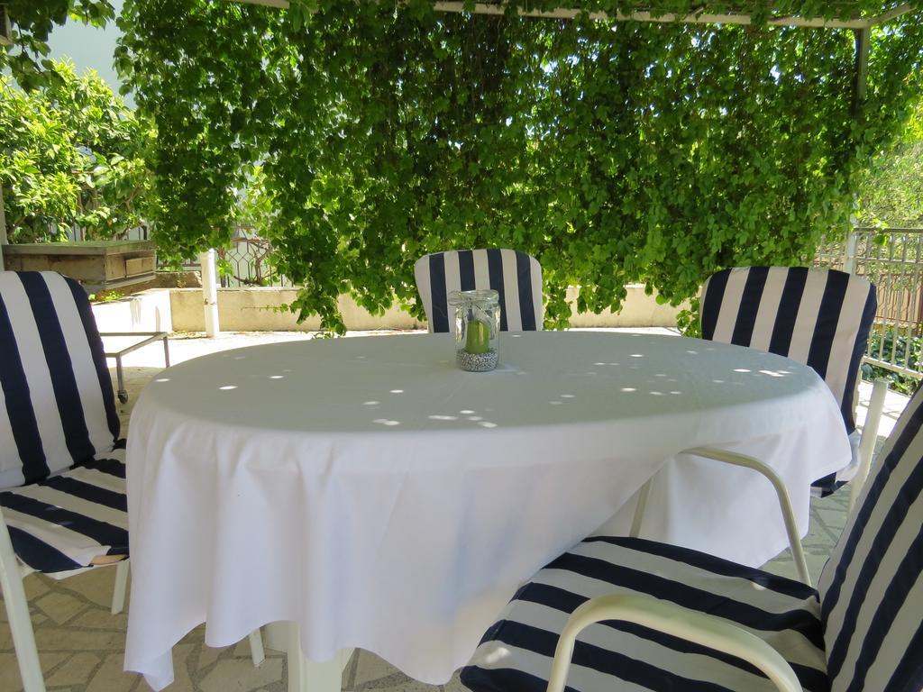 Apartments Lovric - 30 Meters To The Beach Traù Esterno foto