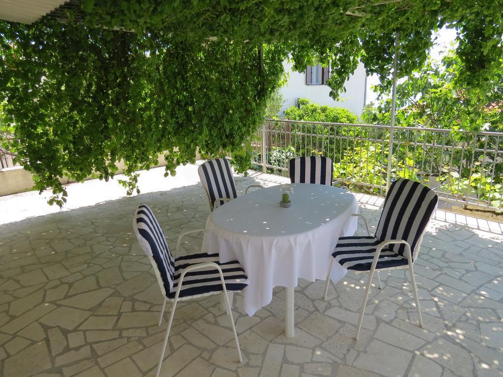 Apartments Lovric - 30 Meters To The Beach Traù Esterno foto