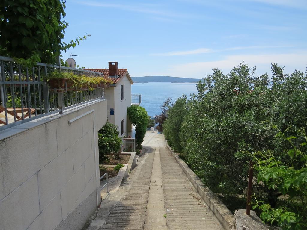 Apartments Lovric - 30 Meters To The Beach Traù Esterno foto