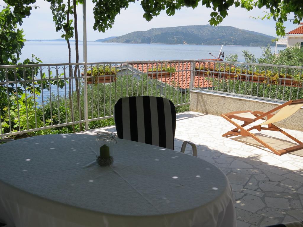 Apartments Lovric - 30 Meters To The Beach Traù Esterno foto