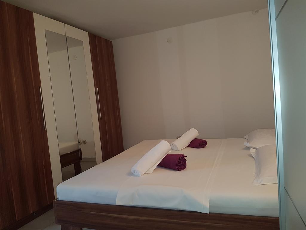 Apartments Lovric - 30 Meters To The Beach Traù Esterno foto