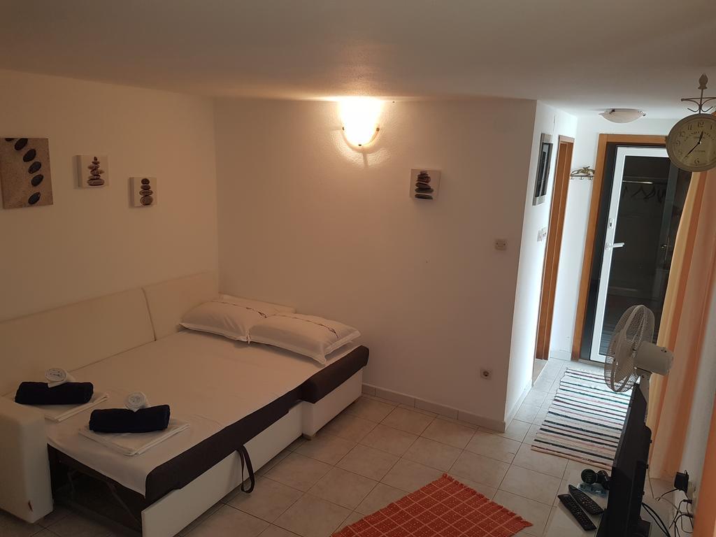 Apartments Lovric - 30 Meters To The Beach Traù Esterno foto