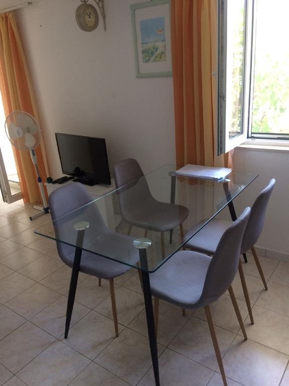 Apartments Lovric - 30 Meters To The Beach Traù Esterno foto