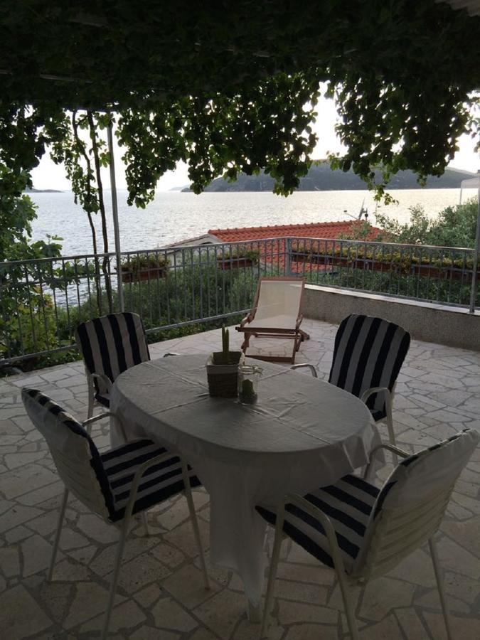 Apartments Lovric - 30 Meters To The Beach Traù Esterno foto